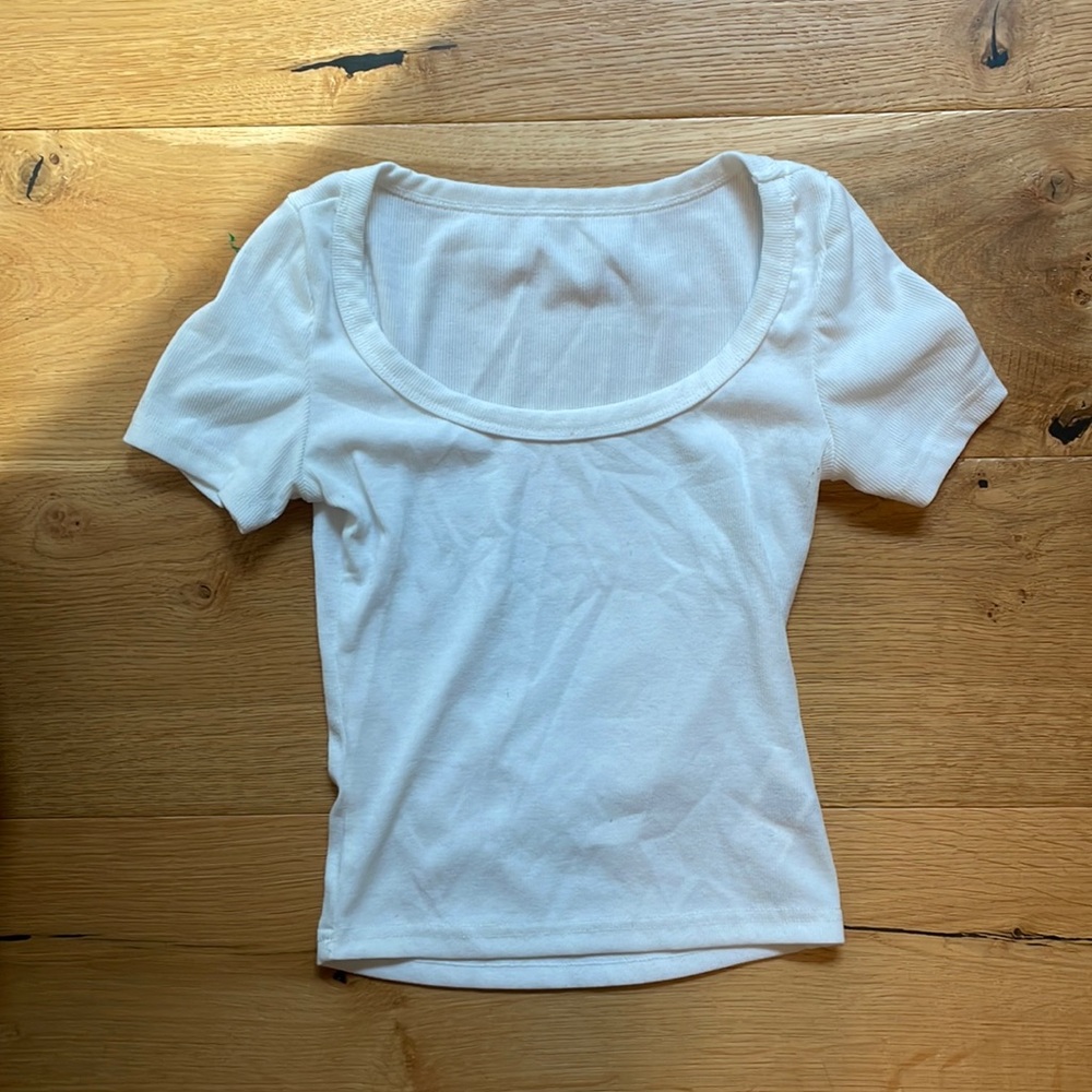 White round-square neck fitted top. Ribbed.